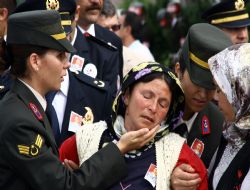 Samsun şehidine ağlıyor 